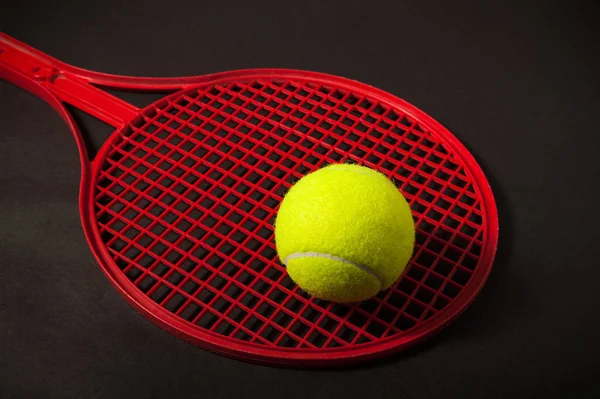 Gele bal en rood tennisracket — Stockfoto