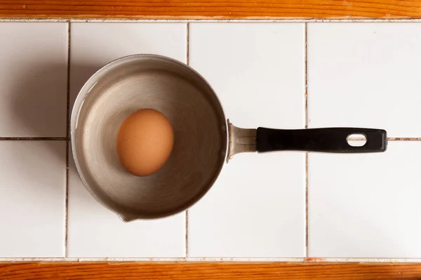 アルミの鍋でゆで卵茶色 — ストック写真