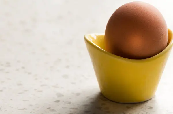 黄色鸡蛋杯中的煮棕色鸡蛋 — 图库照片