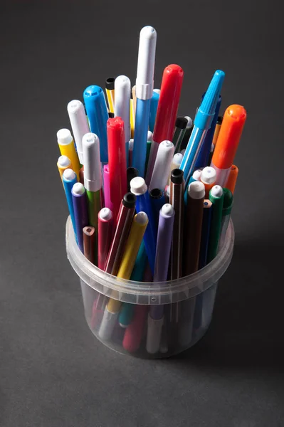 Plumas Bolígrafos Lápices Frasco Plástico Sobre Fondo Oscuro — Foto de Stock