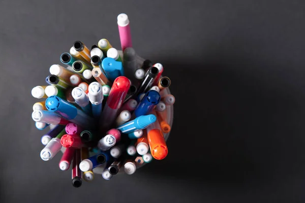 Stylos Stylos Crayons Dans Bocal Plastique Sur Fond Sombre — Photo