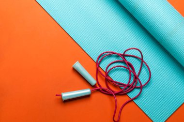 kadın fitness fitness mat ile ip atlama ayarla
