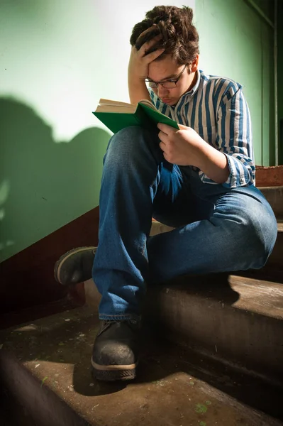 Подросток Читает Книгу Сидя Ступеньках — стоковое фото