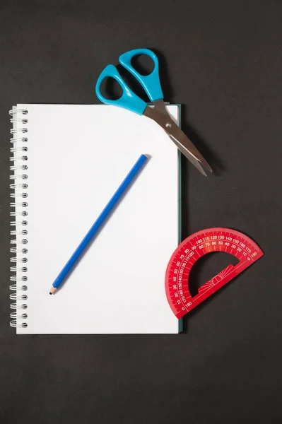 Laptop Met Een Pen Een Schaar Een Gradenboog Donkere Achtergrond — Stockfoto