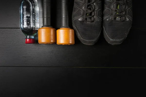 Spor Ayakkabılar Dumbell Şişesi Ile Ayarla — Stok fotoğraf