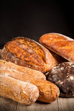 koyu arka plan üzerine soğan ile tahıl baget buğday ekmek