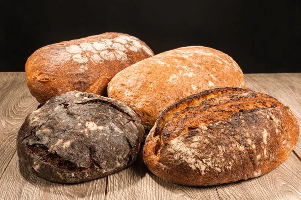Pšenično Žitný Chléb Chléb Obr Švestky Tmavém Pozadí — Stock fotografie