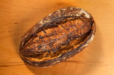 tahıl ekmeği ahşap arka plan üzerinde