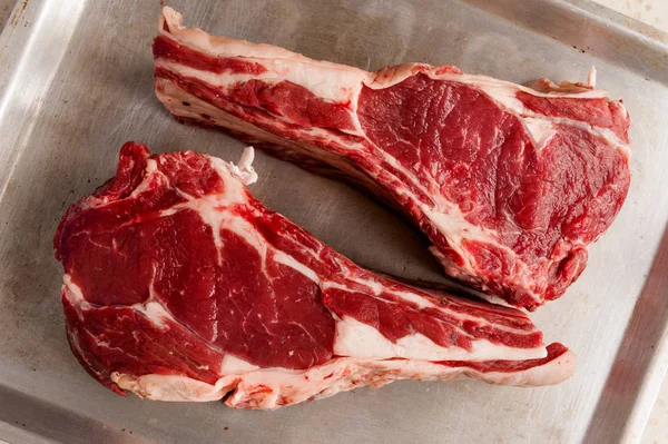 Ruwe Gemarmerd Rundvlees Rand Een Aluminium Bakje — Stockfoto