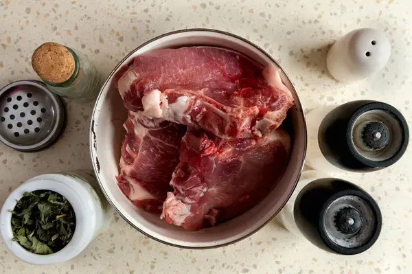 Rohe Schweinesteaks Mit Gewürzen Auf Dem Tisch lizenzfreie Stockbilder