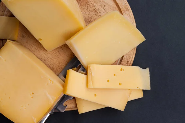 Queijo Tábua Corte Com Faca Queijo — Fotografia de Stock