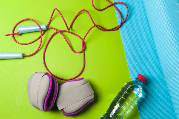 Conjunto de gimnasia para mujer con cuerda de salto — Foto de Stock