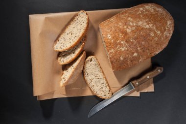 Dilimlenmiş ekmek bıçağı ile