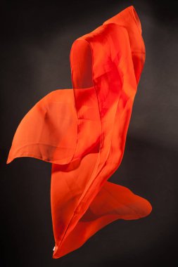 kadın kırmızı eşarp uçan