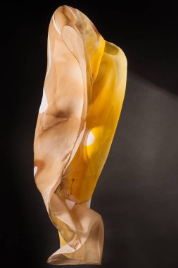 Sarı uçan kadın eşarp