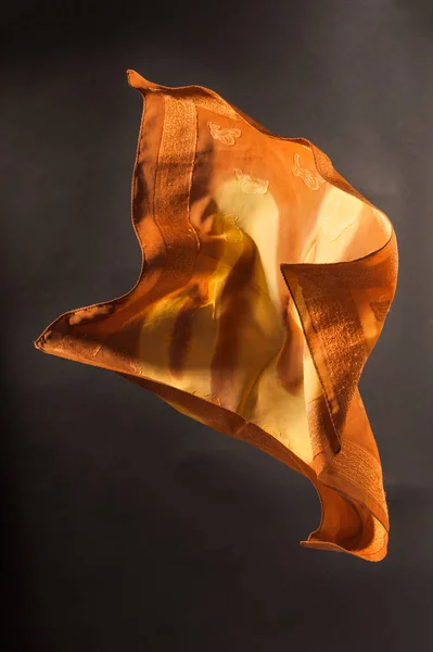 Pomarańczowy szal kobiece latający — Zdjęcie stockowe