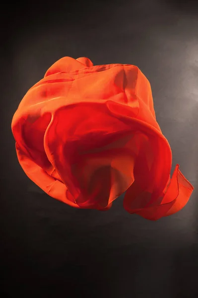 Красный женский шарф — стоковое фото