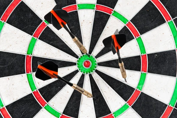 Darts target with arrow — Stock Photo, Image