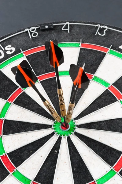 Darts-Ziel mit Pfeilen — Stockfoto