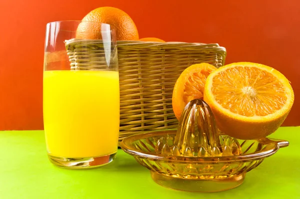 Manual juicer with basket oranges — Stock Photo, Image