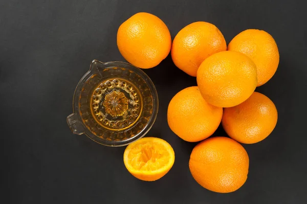 Oranges on dark with manual juicer — Stock Photo, Image