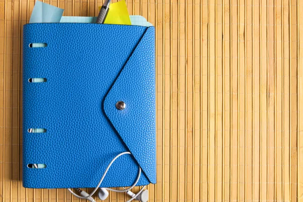 Caderno azul na mesa — Fotografia de Stock