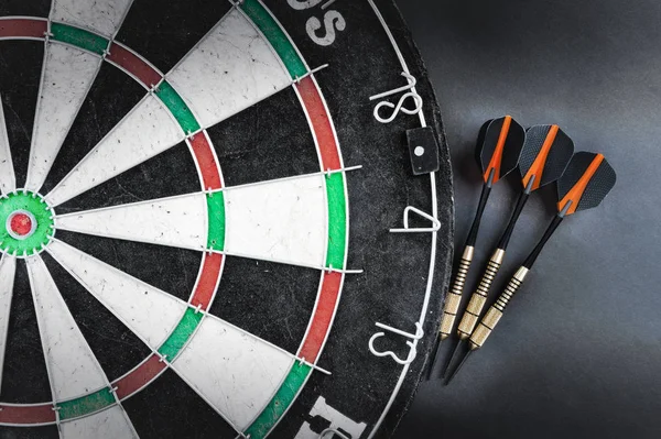 Darts target with arrow — Stock Photo, Image