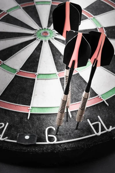 Darts target and arrow — Stock Photo, Image