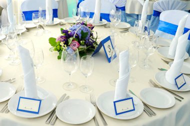 ziyafet için masada buket