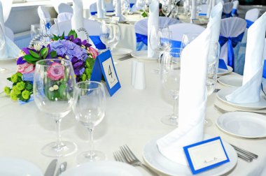 servis masasında buket