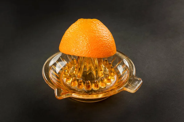 Presse-agrumes et oranges manuelles — Photo