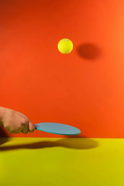 Настільна тенісна ракетка з м'ячем — стокове фото