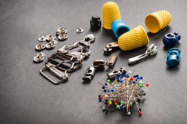 koyu arka plan üzerinde dikiş pimleri