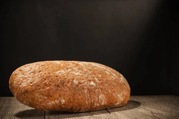 Karanlık bir arka plan üzerinde ekmek — Stok fotoğraf