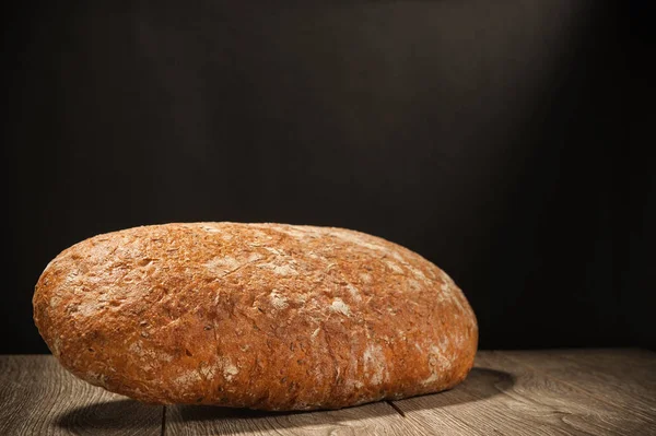 Pane su sfondo scuro — Foto Stock