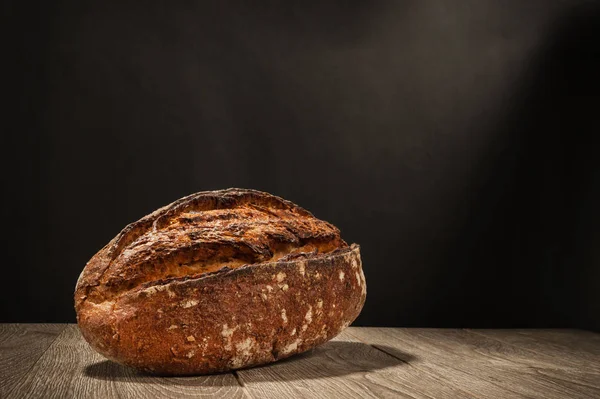 Bochník chleba na tmavém pozadí — Stock fotografie