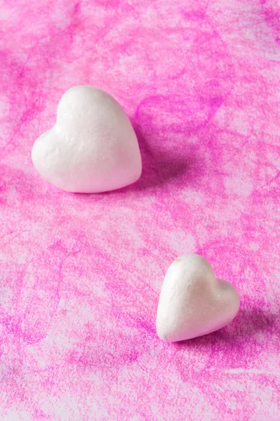 Dois corações de isopor em rosa — Fotografia de Stock