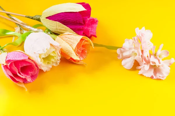 Гофровані паперові квіти на жовтому — стокове фото