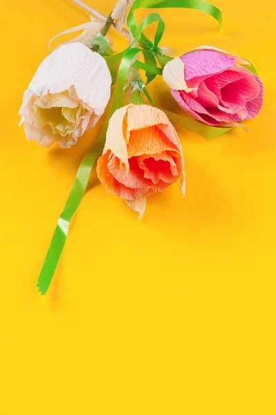 Papieren bloemen op geel — Stockfoto