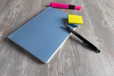 yapışkan notlar ile kalem