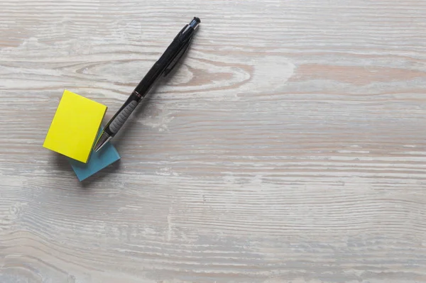 Black pen and sticky notes — Stock Photo, Image