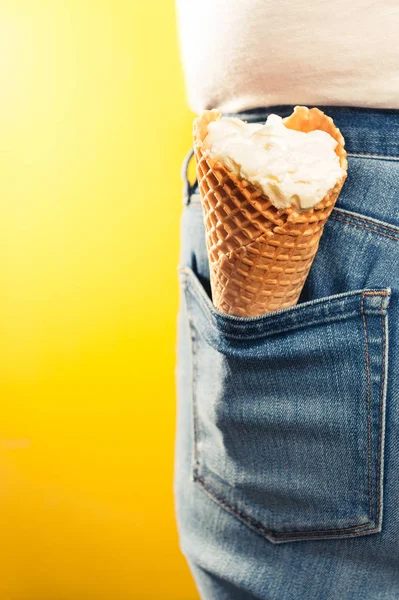 Zmrzlinový kužel v džínách v kapse — Stock fotografie
