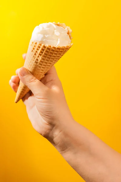 Cono de helado en la mano Imagen de stock