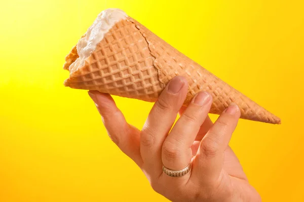 손에 있는 아이스크림 스톡 이미지