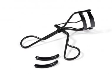 Beyaz arkaplanda kirpik kıvırıcı