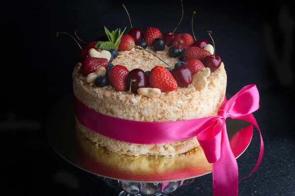 Sponge cake with berries on dark — Stock Photo, Image