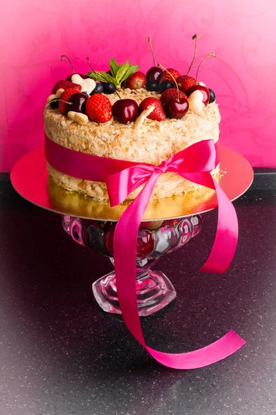 Sponge cake with berries on pink — Stock Photo, Image