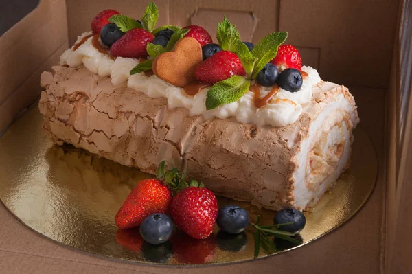 Kutusunda çilek ile sünger kek — Stok fotoğraf