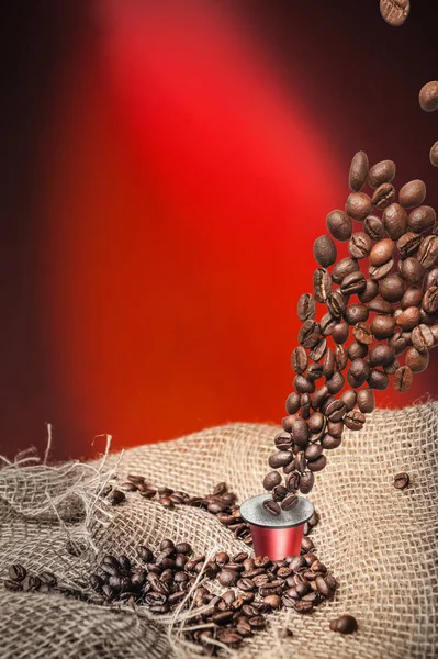 Cápsulas y granos de café Imágenes De Stock Sin Royalties Gratis