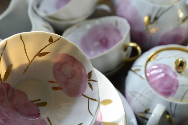 俄罗斯传统瓷茶具 鲜花和黄金 — 图库照片